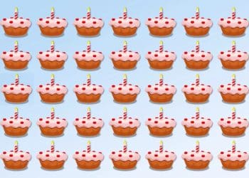 Desafio visual com múltiplos bolos de aniversário com cobertura rosa, cerejas e vela acesa em fundo azul claro.