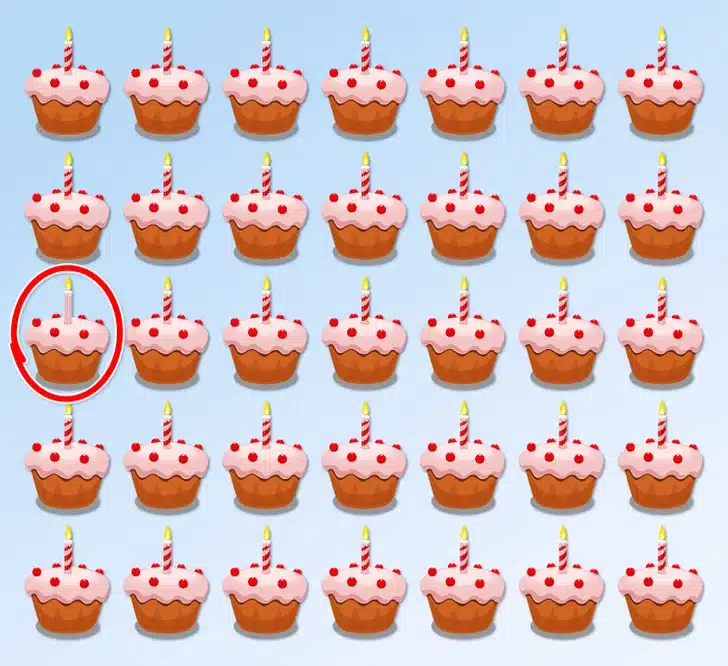 Desafio visual com múltiplos bolos de aniversário com cobertura rosa, cerejas e vela acesa em fundo azul claro.