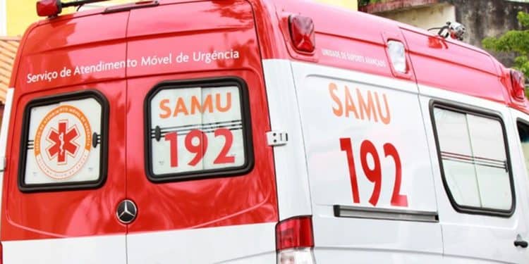 Ambulância do Serviço de Atendimento Móvel de Urgência SAMU 192 com logo e número visíveis.