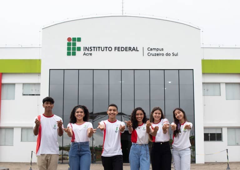 Grupo de estudantes do Instituto Federal (IF) sorrindo, representando os candidatos às vagas de Cursos Técnicos Integrados ao Ensino Médio.