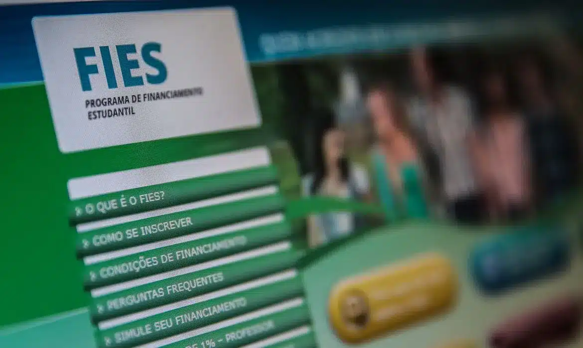 Página inicial do site do FIES com menu de opções de inscrição e informações sobre financiamento estudantil.