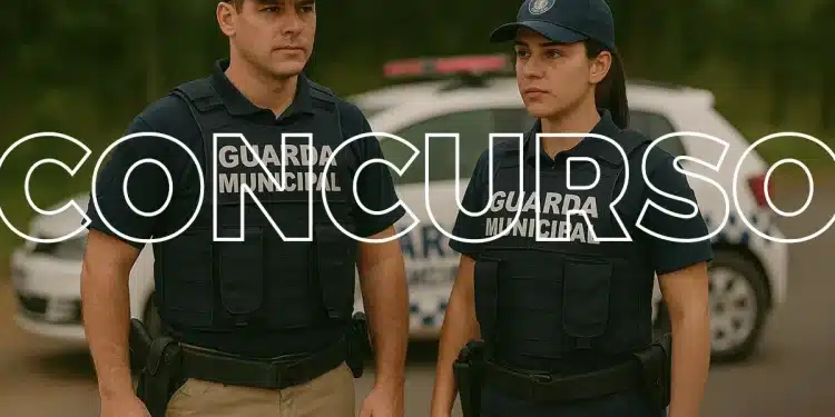Dupla de guardas municipais uniformizados em posição de trabalho com viatura ao fundo demonstrando atuação profissional