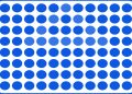 Ilusão de ótica com um padrão gráfico mostrando pontos azuis em tons variados sobre fundo branco com cantos arredondados