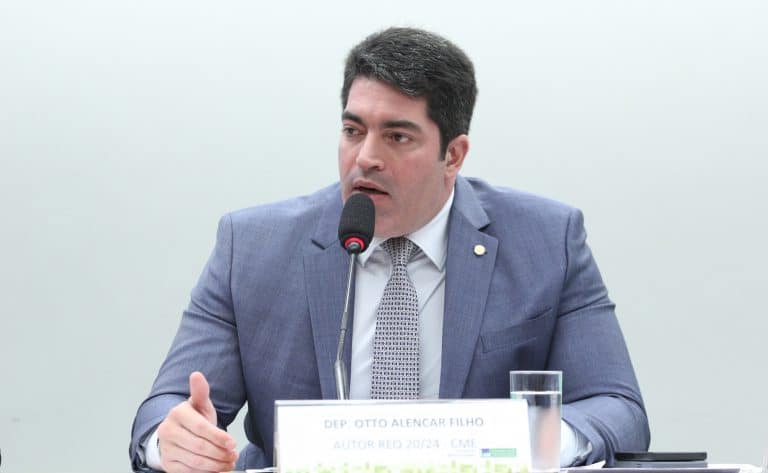 O deputado Otto Alencar Filho discursando sobre o projeto de lei que visa proibir o horário de verão no Brasil.
