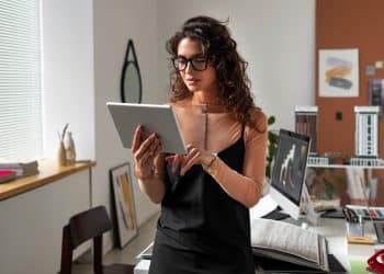 Desenvolvedor ou programador trabalhando em home office com códigos de programação visíveis na tela, representando o futuro das profissões digitais e os cursos gratuitos que oferecem qualificação em 2025.