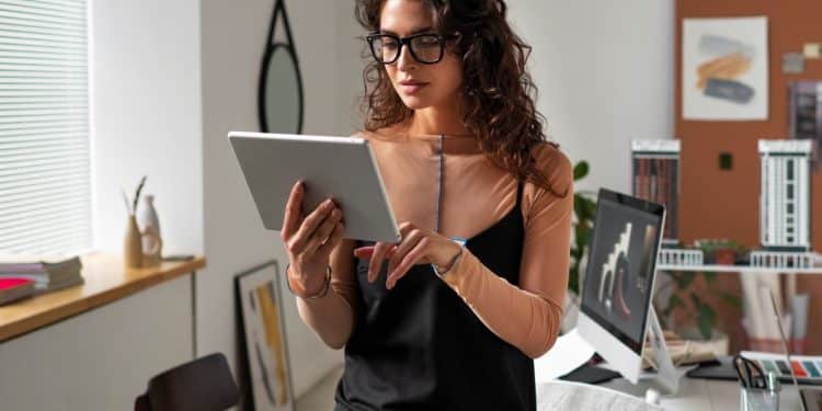 Desenvolvedor ou programador trabalhando em home office com códigos de programação visíveis na tela, representando o futuro das profissões digitais e os cursos gratuitos que oferecem qualificação em 2025.