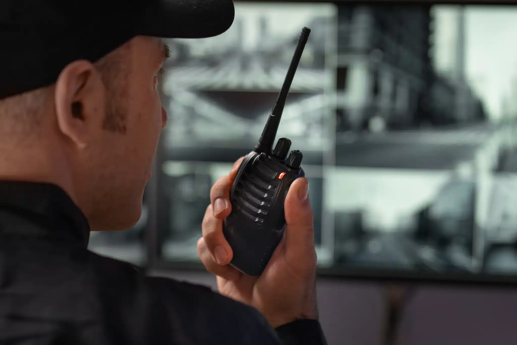 Segurança usando rádio comunicador para monitoramento constante