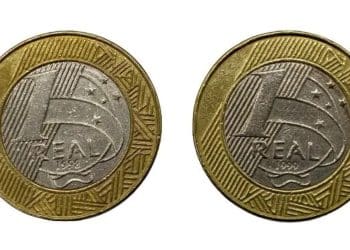 Duas moedas brasileiras de 1 real, lado a lado, destacando os anos 1998 e 1999 no reverso, símbolos de raridade numismática e alto valor para colecionadores.