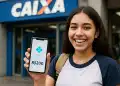 Jovem sorrindo segura celular com transferência via Pix de R$200 em frente a agência da Caixa.