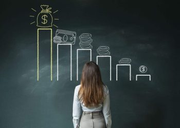 Mulher observando um gráfico crescente de dinheiro, representando o potencial de altos salários em profissões técnicas esquecidas no Brasil.