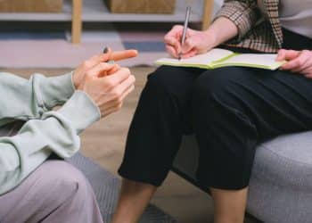 Pessoa conversando com psicólogo, destacando a importância da Psicologia na saúde mental e no comportamento humano.