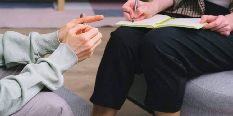 Pessoa conversando com psicólogo, destacando a importância da Psicologia na saúde mental e no comportamento humano.