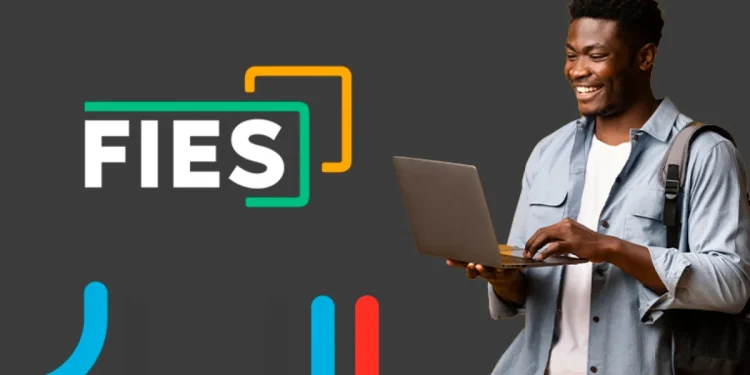 Estudante sorrindo com laptop nas mãos, ao lado do logotipo do FIES.