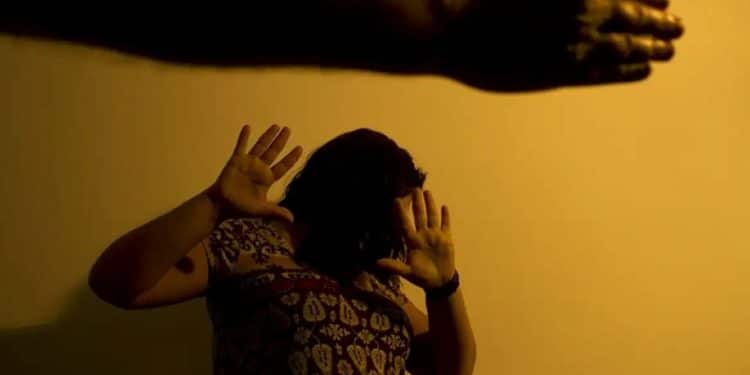 Imagem representando a nova medida para mulheres em situação de violência doméstica, agora terão prioridade em vagas de emprego e cursos de qualificação.