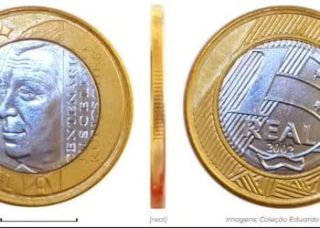 Moeda de 1 Real de 1998 sendo segurada, representando a busca por moedas raras. A variante JK com erro de cunhagem pode valer até R$ 1.800.