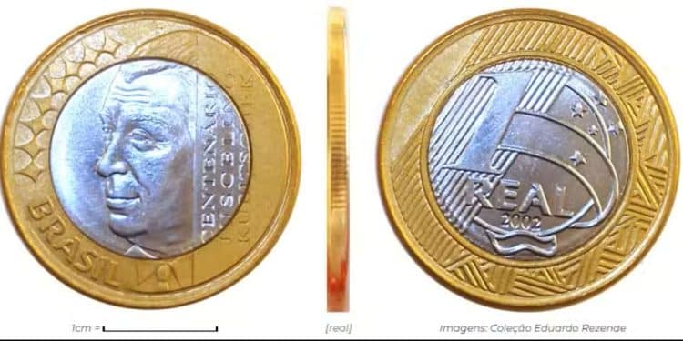 Moeda de 1 Real de 1998 sendo segurada, representando a busca por moedas raras. A variante JK com erro de cunhagem pode valer até R$ 1.800.