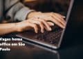 Mãos femininas digitando em laptop, representando vagas home office em São Paulo.
