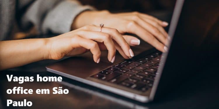 Mãos femininas digitando em laptop, representando vagas home office em São Paulo.