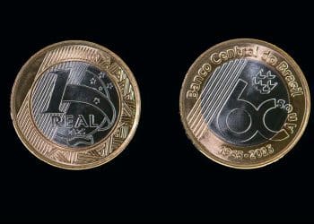 Anverso e reverso da moeda de 1 Real comemorativa dos 60 anos do Banco Central (2025), destacando o design para identificar erros de cunhagem.