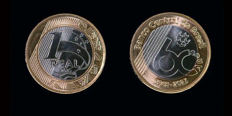 Anverso e reverso da moeda de 1 Real comemorativa dos 60 anos do Banco Central (2025), destacando o design para identificar erros de cunhagem.