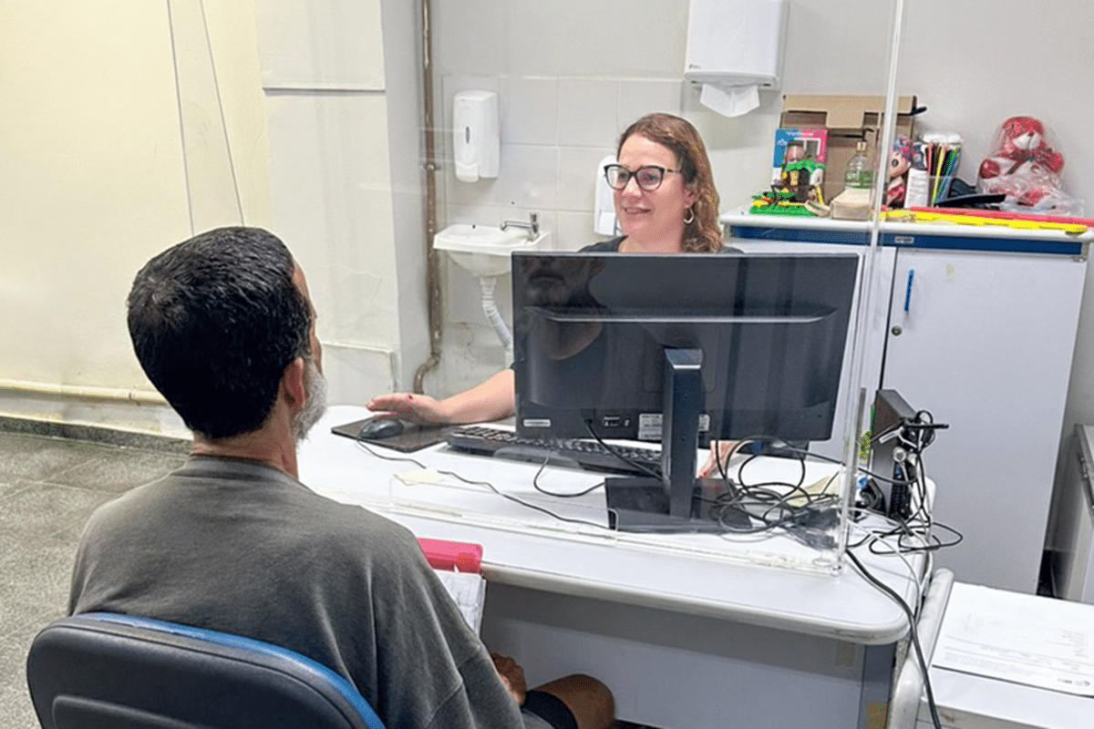 Cidadão sendo atendido em posto de identificação durante mutirão de emissão da Carteira de Identidade.