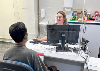 Segurado sendo atendido em guichê do INSS durante mutirão de atendimento em 22 e 23 de novembro