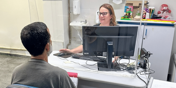 Segurado sendo atendido em guichê do INSS durante mutirão de atendimento em 22 e 23 de novembro