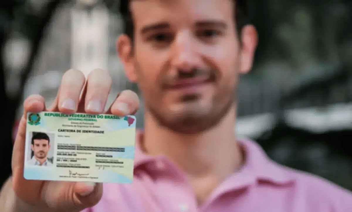 Cidadão apresentando nova Carteira de Identidade Nacional emitida após processo de agendamento