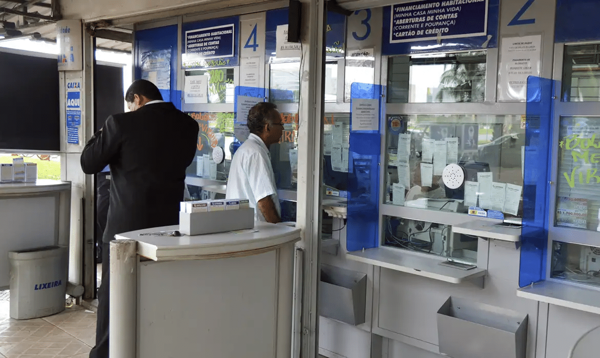 Beneficiários do INSS sendo atendidos em guichês de lotérica da Caixa Econômica Federal