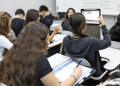 Estudantes do ensino médio em sala de aula acompanhando apresentação sobre preparação para Enem