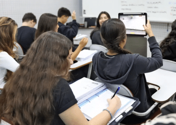 Estudantes do ensino médio em sala de aula acompanhando apresentação sobre preparação para Enem