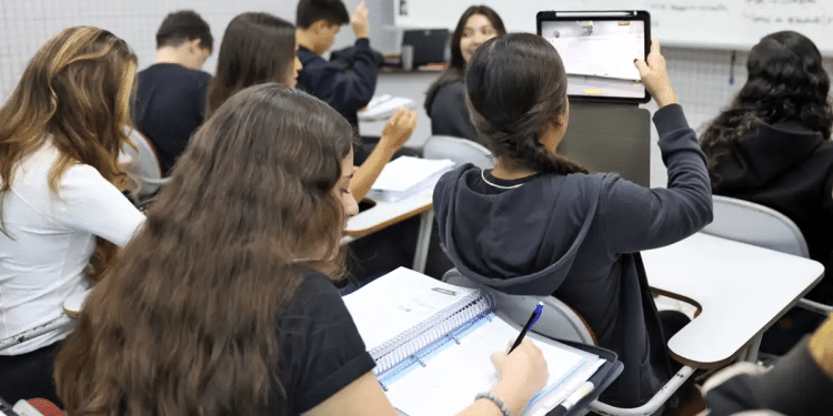 Estudantes do ensino médio em sala de aula acompanhando apresentação sobre preparação para Enem