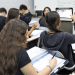 Estudantes do ensino médio em sala de aula acompanhando apresentação sobre preparação para Enem