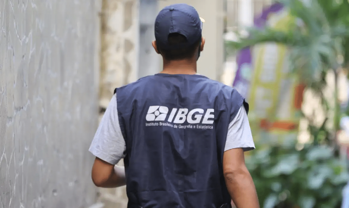 Recenseador do IBGE em campo representando vagas do processo seletivo com salário de R$ 3,3 mil.