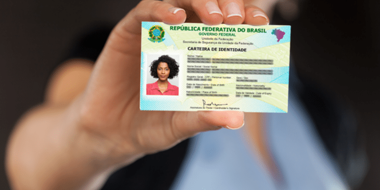 Cidadã apresentando a nova Carteira de Identidade Nacional emitida após processo de agendamento.