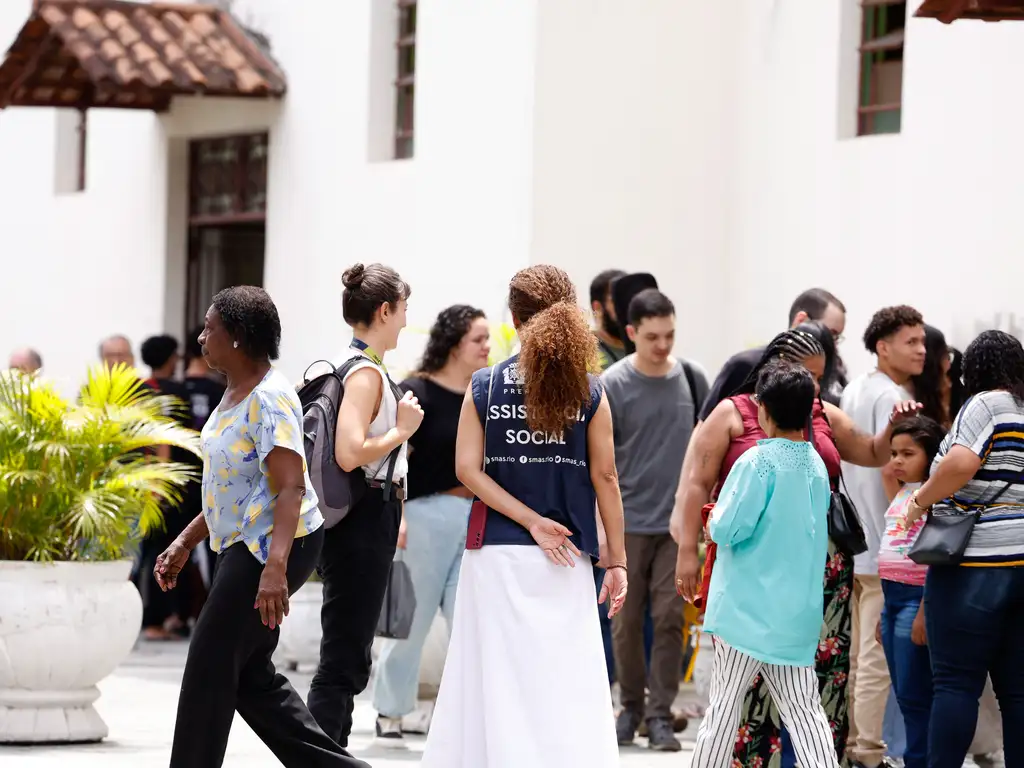 Pessoas em evento comunitário com assistente social Pessoas em evento comunitário com assistente social