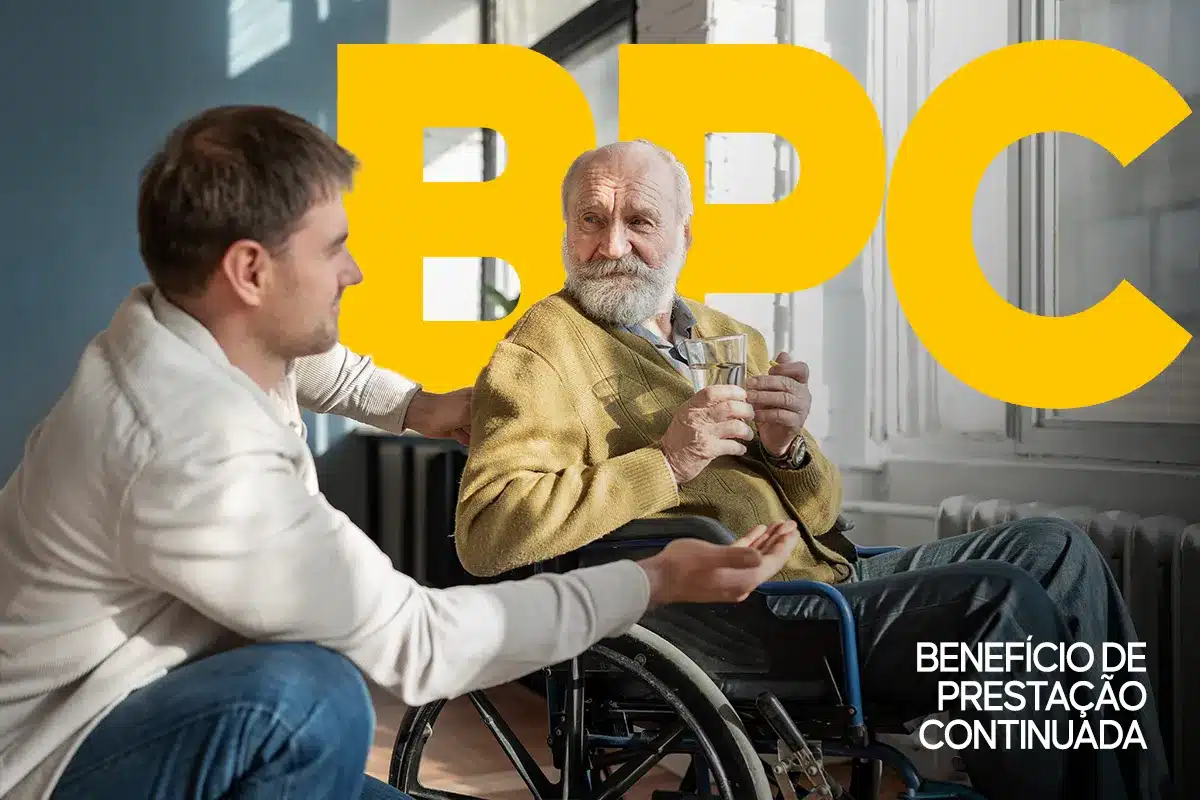 Benefício de Prestação Continuada - BPC para Idosos Homem jovem conversando com idoso de cadeira de rodas segurando um copo d'água, com letras amarelas BPC ao fundo