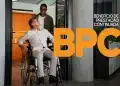 Homem em cadeira de rodas com acompanhante sorridente em ambiente moderno, simbolizando o Benefício de Prestação Continuada.