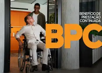 Homem em cadeira de rodas com acompanhante sorridente em ambiente moderno, simbolizando o Benefício de Prestação Continuada.