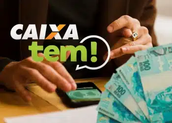 Aplicativo Caixa Tem aberto no celular com notas de 100 reais ao lado, relacionado ao pagamento de R$ 200.