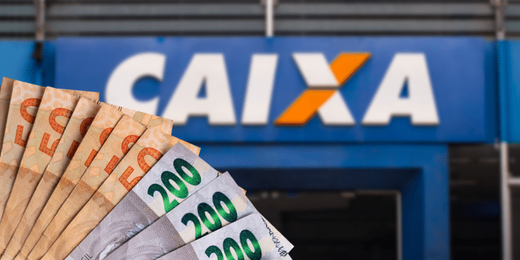 Mãos segurando cédulas de 50 e 200 reais em frente a agência da Caixa Econômica Federal.