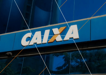Fachada de prédio azul com logo branco e amarelo da Caixa Econômica Federal.