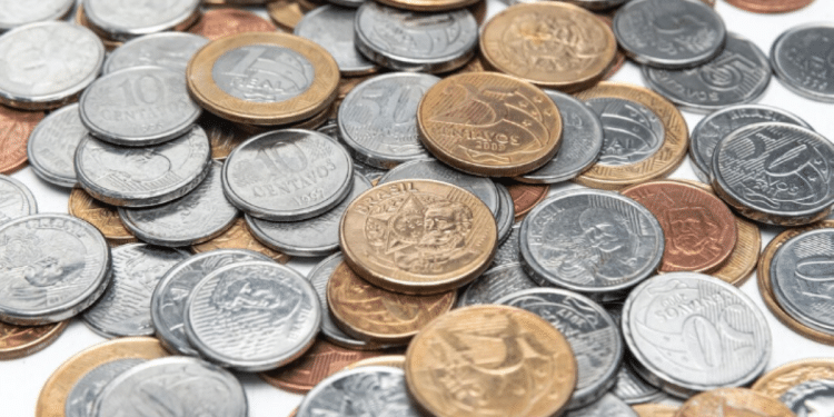 Uma pilha de moedas brasileiras de diferentes valores (5, 10, 50 centavos e R$ 1 real), representando moedas comuns que podem esconder exemplares raros e valiosos.