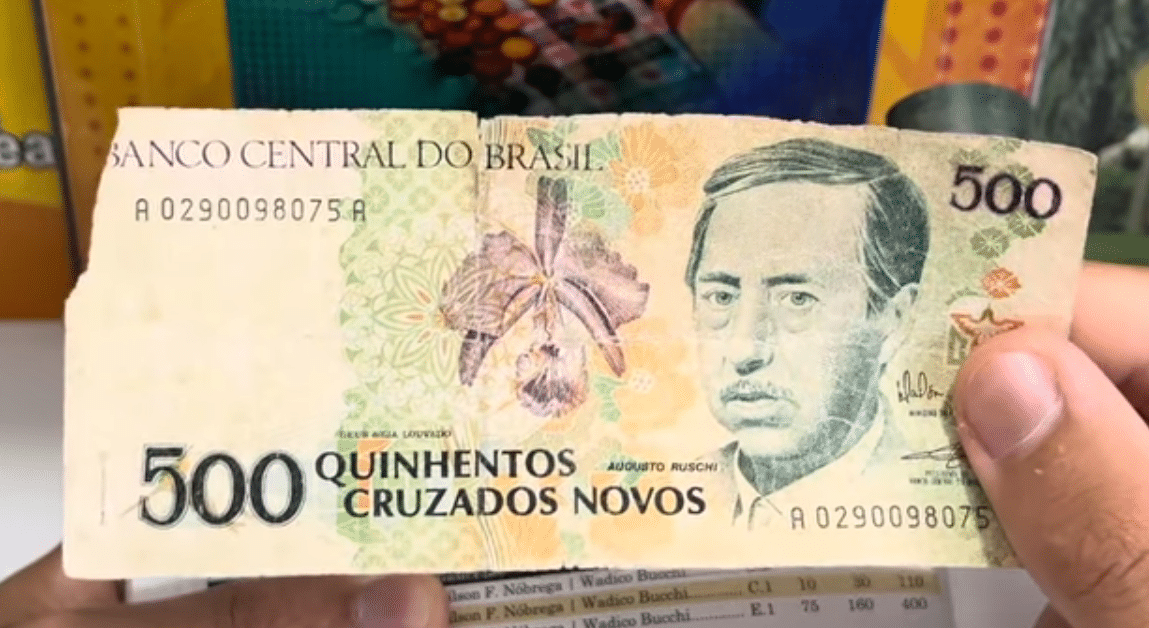 Cédula antiga de 500 Cruzados Novos, com a imagem do biólogo Augusto Ruschi e uma orquídea, exemplar da série 0290 com valor numismático.