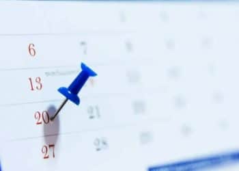 Um calendário com um alfinete azul marcando o número 20, sugerindo a data do feriado de Consciência Negra.