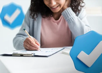 Notebook aberto ao lado de uma pilha de livros didáticos, com o texto "CONCURSO PREFEITURA" em destaque.