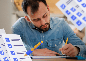 Mulher sorridente escrevendo em clipboard com gráficos, com dois ícones de verificação azul desfocados.