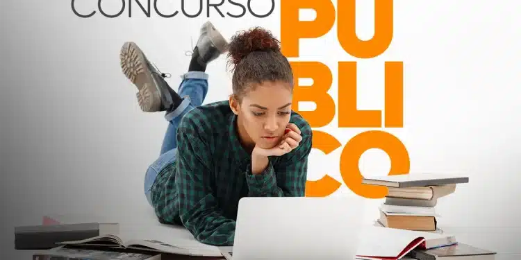 Jovem estudando deitada com laptop e livros para concurso público