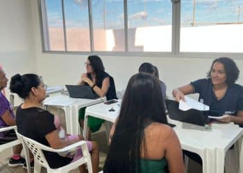 Profissionais da Defensoria Pública do Amazonas atendendo cidadãos durante mutirão para emissão da nova identidade