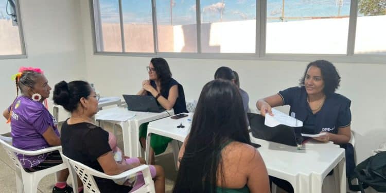 Profissionais da Defensoria Pública do Amazonas atendendo cidadãos durante mutirão para emissão da nova identidade